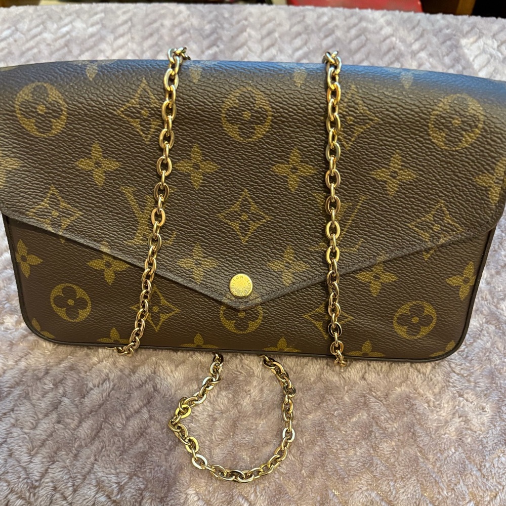 Chic Designer Crossbody Bag in Brown with Gold Accents